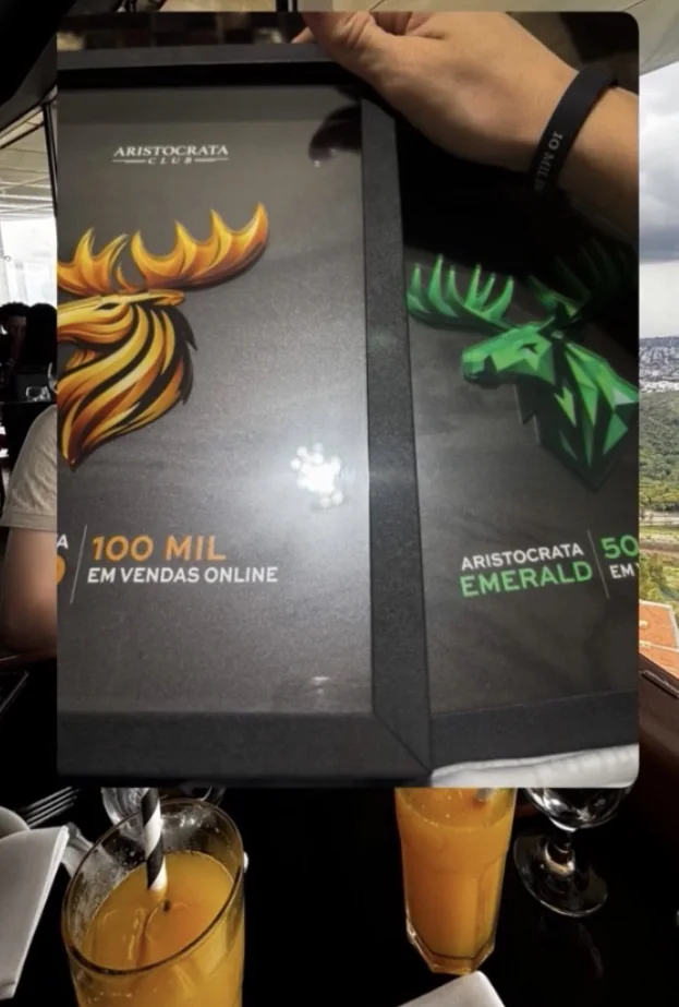 Depoimento: A placa de 100 mil em vendas online, na mesa.